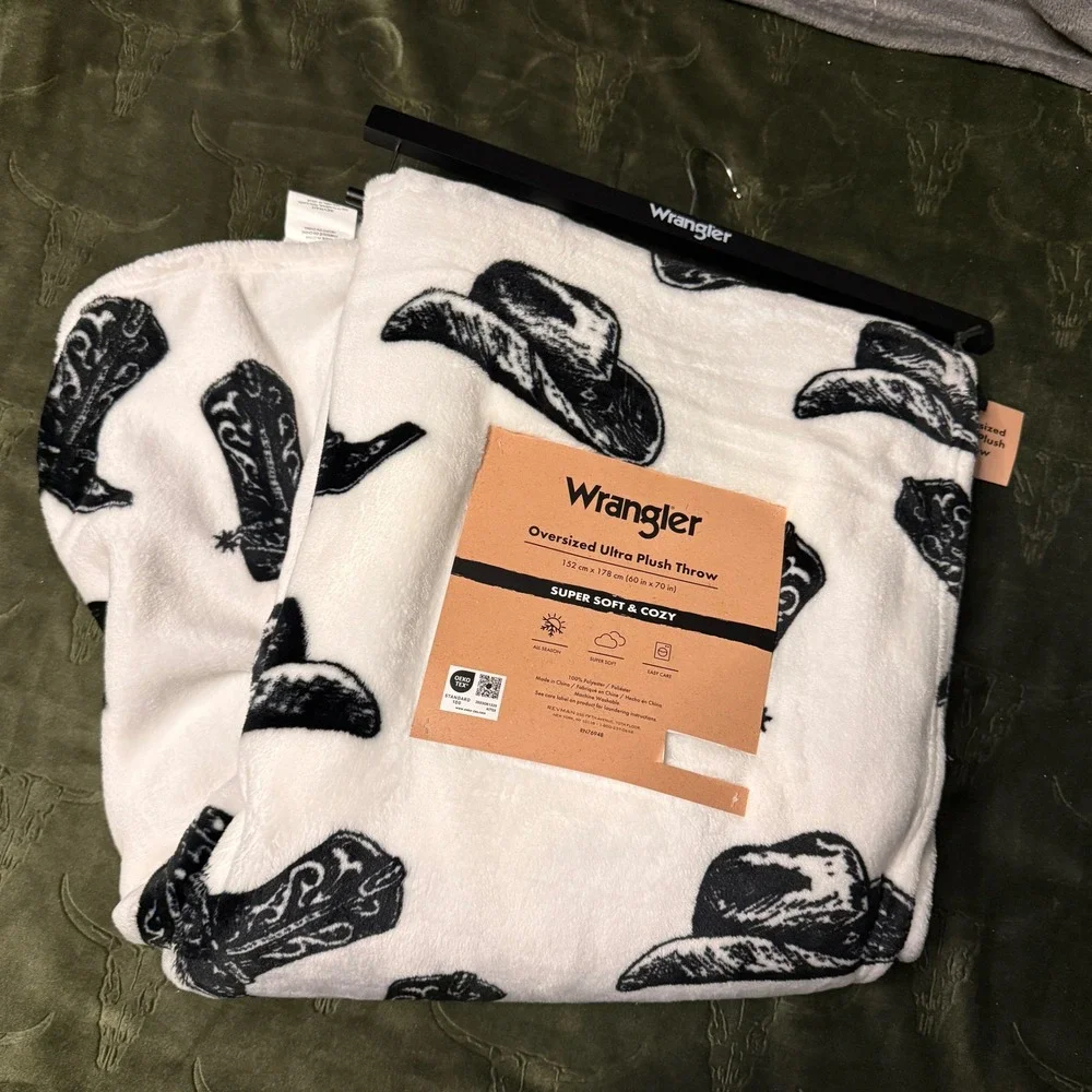 Wrangler Plush Throw Blanket Unisex 60x70 White New Western Cowboy Hat Boot